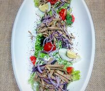 Салат с говяжьим языком и яйцом