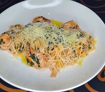 Таглиателле с тигровыми креветками и мангольдом в сливочном соусе