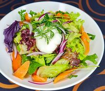 Салат с семгой и яйцом пашот