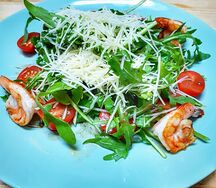 Салат с рукколой и креветками