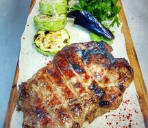 Стейк из cвинoй шеи