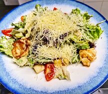 Салат Цезарь с курицей