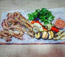 Каре баранины с овощами и сальсой