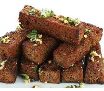 Чесночные гренки с соусом чили