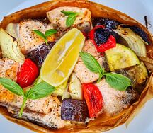 Лосось с овощами