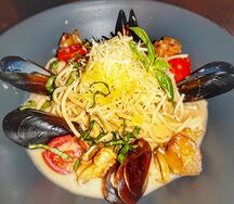 Спагетти с мидиями и рапанами в вином соусе