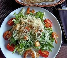 Салат Цезарь с креветками