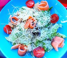 Салат Цезарь с семгой