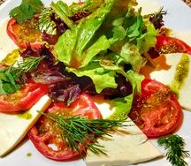 Салат Капрезе по-сочински с сулугуни