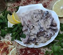 Тушеные осьминоги и кальмары в сливочном соусе