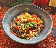 Соба с крабом в сливочном соусе и болгарским перцем