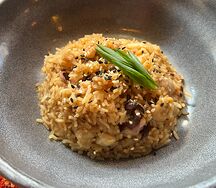 Жареный рис с кальмаром и осьминогом в соусе терияки