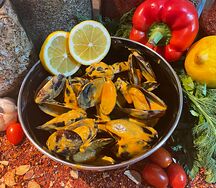 Черноморские мидии, обжаренные в соусе Том Ям