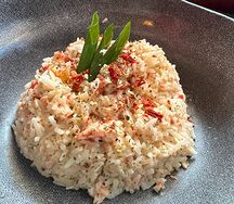 Жареный рис с мясом камчатского краба в сливочно-чесночном соусе