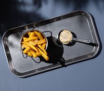 Картофель фри с трюфельным соусом и пармезаном