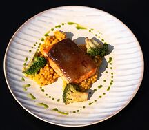 Лосось с морковным птитимом и брокколи