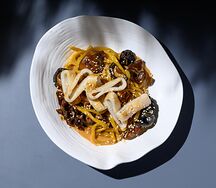 Паста с кальмаром и пряными грибами