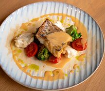 Конгрио с цветной капустой, брокколи и пряным соусом