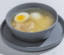 Куриный бульон с лапшой и яйцом