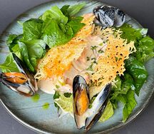 Тёплый салат с морепродуктами