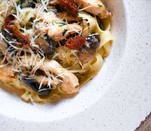 Паста с цыплёнком и грибами