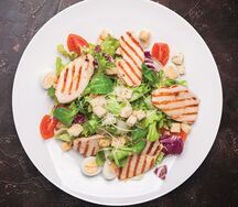 Салат Цезарь с курицей