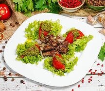 Теплый салат из куриной печени