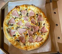 Пицца с ветчиной и грибами