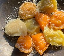 Цветные пельмени со сметаной