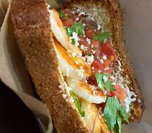 Бриошь с креветкой и томатной сальсой