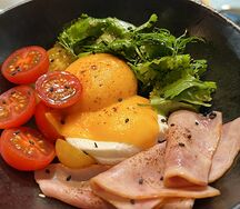 Скрэмбл с ветчиной из индейки