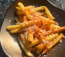 Картофель фри с трюфельным маслом и пармезаном