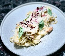 Спагетти с копчёной грудкой и шампиньонами