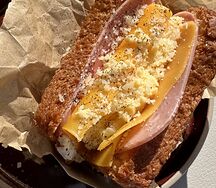 Бриошь с ветчиной из индейки и сыром