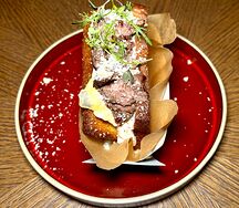 Бриошь со стейком мясника