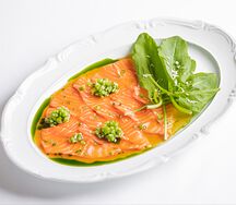 Карпаччо из лосося с соусом понзу и щавелем