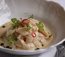 Севиче из гребешка с личи и кокосовым соусом
