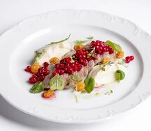 Утиная грудка с пастернаком и брусникой