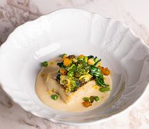 Филе трески с зелеными овощами, тыквой и соусом берблан