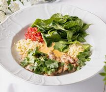 Пряный цыпленок с молодым шпинатом