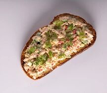Брускетта с крабом и авокадо