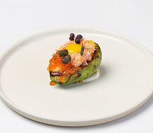 Японский тартар из лосося с манго и красной икрой