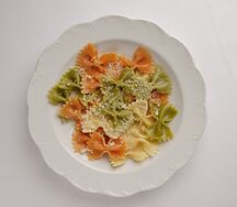 Цветные макарошки с пармезаном