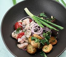 Сельдь с картофелем, красным луком, зеленью и черри в ароматном масле