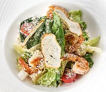 Салат Цезарь с креветками