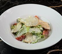 Салат Цезарь с куриной грудкой