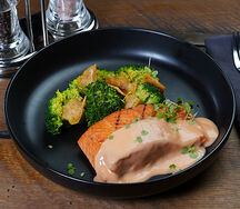 Стейк из лосося в соусе биск