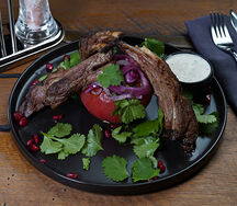 Каре ягненка с печеным томатом