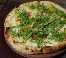 Пицца с креветкой и рукколой