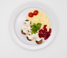 Фрикадельки с пюре и брусникой